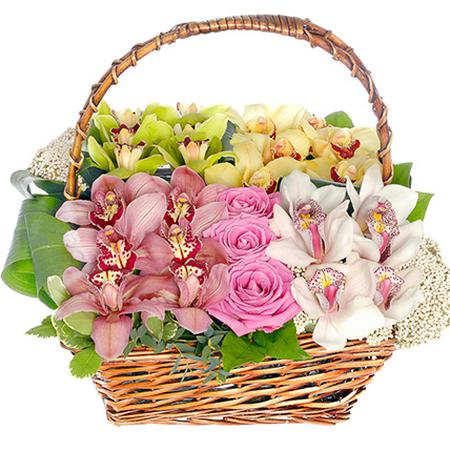 Композиция из орхидей и роз в корзине «Любой каприз»