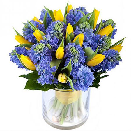 Букет из желтых тюльпанов и синих гиацинтов в вазе