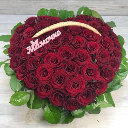 Сердце из 51 красной розы "Маме" в корзине
